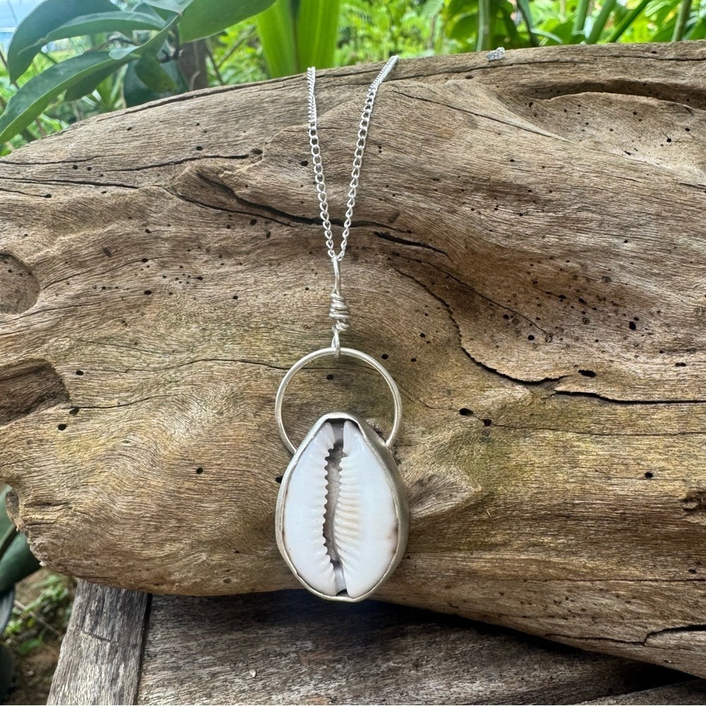 Handmade sterling Silver spotted thrush cowrie Shell Pendant Necklace - Picture 3 of 4